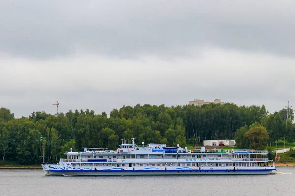 Passagiersschip varen op de Wolga rivier in Yaroslavl, Rusland — Stockfoto