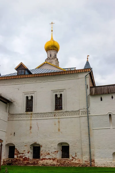 A Megváltó Temploma a belső verandán Rosztov Kremlben, Oroszországban. Oroszország aranygyűrűje — Stock Fotó