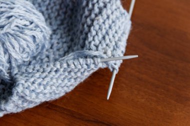 Örgü işlemi. Örgü yün ve örgü iğneleri ahşap tablo