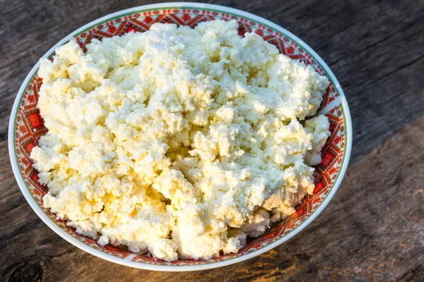 Hausgemachter Quark auf altem Holztisch — Stockfoto