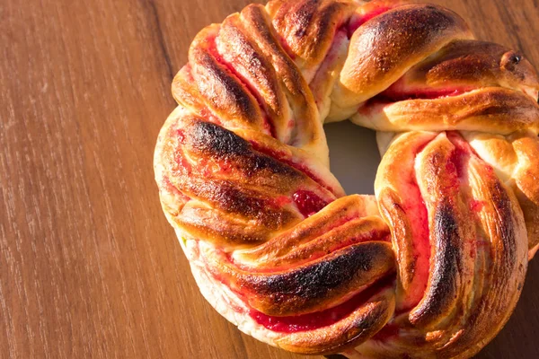 Zoete broodje met jam op houten tafel — Stockfoto