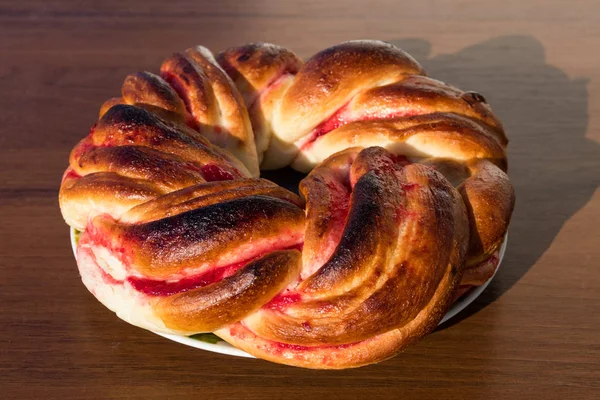 Zoete broodje met jam op houten tafel — Stockfoto