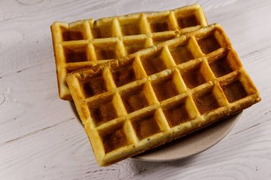 Beyaz ahşap masada Belçikalı Waffle