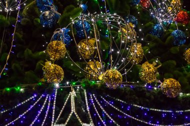 Geceleyin çok renkli ışıklarla süslenmiş Noel ağacı