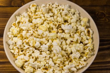 Tahta masada patlamış mısır kasesi.