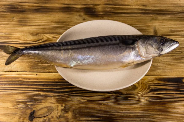 Gezouten scomber vis op een bord. Hele makreel op houten tafel — Stockfoto