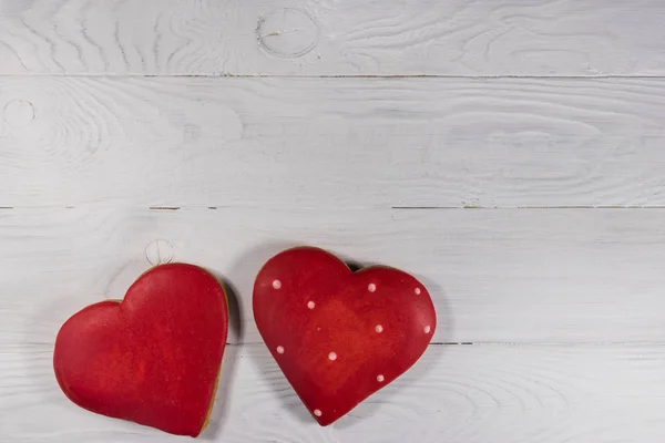 Galletas en forma de corazón para el día de San Valentín en mesa de madera blanca. Vista superior, espacio de copia — Foto de Stock
