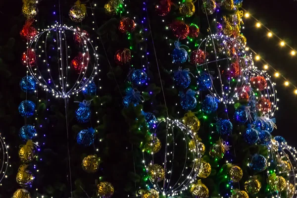 Árvore de Natal decorada com luzes multicoloridas à noite — Fotografia de Stock