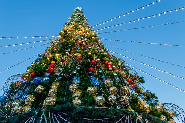 Όμορφα χριστουγεννιάτικα στολίδια κρέμονται στο δέντρο — Φωτογραφία Αρχείου