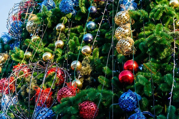 Όμορφα χριστουγεννιάτικα στολίδια κρέμονται στο δέντρο — Φωτογραφία Αρχείου