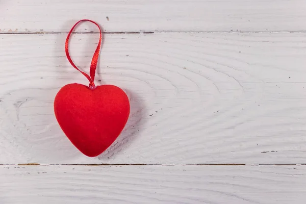 Corazón rojo sobre fondo de madera blanco — Foto de Stock