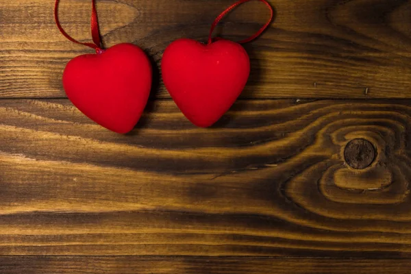 Два червоних серця на дерев'яному фоні — стокове фото