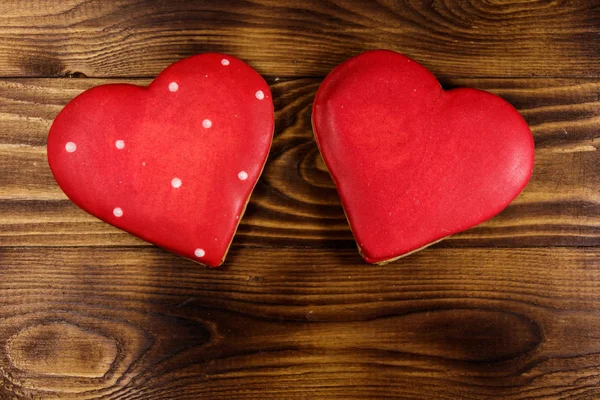 Hjerteformede cookies til valentinsdag på træbord. Set fra oven - Stock-foto
