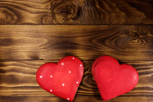 Galletas en forma de corazón para San Valentín en mesa de madera. Vista superior — Foto de Stock