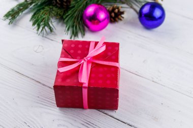 Hediye kutusu ve Noel süslemeleri Beyaz ahşap tablo