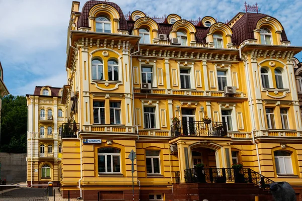 Färgglada hus i Vozdvizhenka elitdistriktet i Kiev, Ukraina — Stockfoto