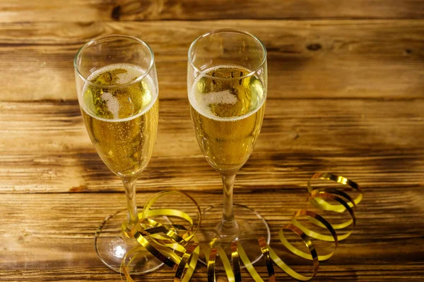 Twee glazen champagne op houten tafel — Stockfoto