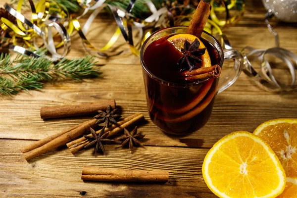 Christmas mulled wine with spices and Christmas decoration on wooden table — Stock Photo, Image