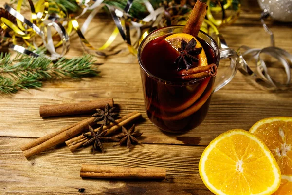 Weihnachtsglühwein mit Gewürzen und Weihnachtsdekoration auf Holztisch — Stockfoto