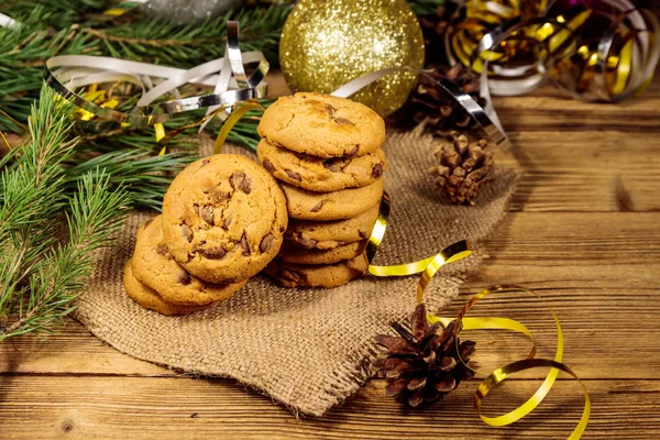 Ciasteczka czekoladowe z dekoracją świąteczną na drewnianym stole — Zdjęcie stockowe