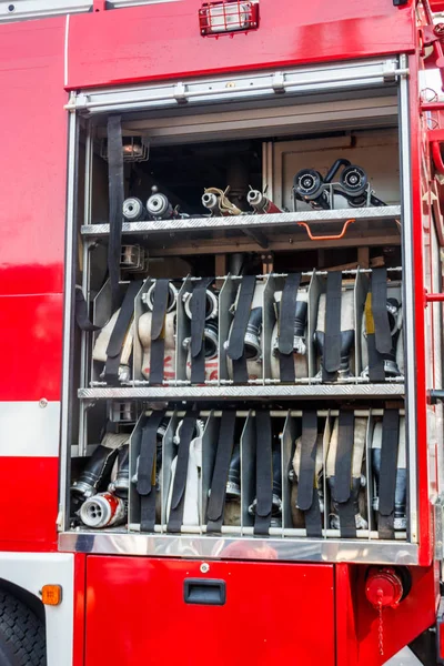 Equipo de rescate de camiones de bomberos. Compartimento de las mangueras de incendio enrolladas en un camión de bomberos — Foto de Stock