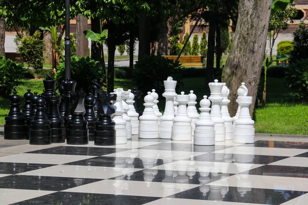 Grande scacchiera nel parco cittadino di Batumi, Georgia — Foto Stock