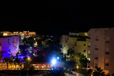 Hurghada, Mısır 'daki modern tropikal tatil köyünün gece manzarası. Yukarıdan görüntüle