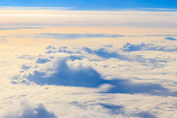 Lindas nuvens brancas no céu azul. Vista do avião — Fotografia de Stock