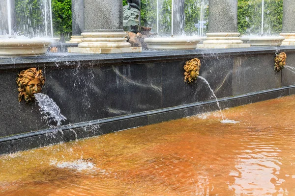 Fragment eines Brunnens Löwenkaskade im Unteren Park von Peterhof in St. Petersburg, Russland — Stockfoto