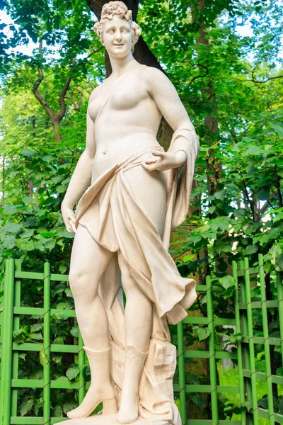 Estatua de mármol de musa de comedia y poesía ligera Thalia en el parque de la ciudad vieja Jardín de verano en San Petersburgo, Rusia —  Fotos de Stock
