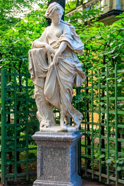 Estatua de mármol de la ninfa (Flora) en el parque de la ciudad vieja Jardín de verano en San Petersburgo, Rusia —  Fotos de Stock