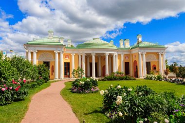 Rusya 'nın Puşkin kentindeki Tsarskoye Selo' da Catherine Park 'taki Agate odalarıyla soğuk banyo pavyonu.