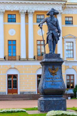 Pavlovsk Sarayı önündeki imparator I. Paul anıtı, Rusya