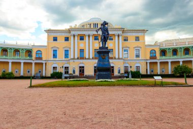 Pavlovsk Sarayı önündeki imparator I. Paul anıtı, Rusya