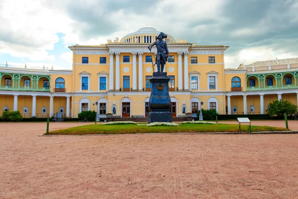 Monumento al emperador Pablo I frente al Palacio de Pavlovsk, Rusia — Foto de Stock