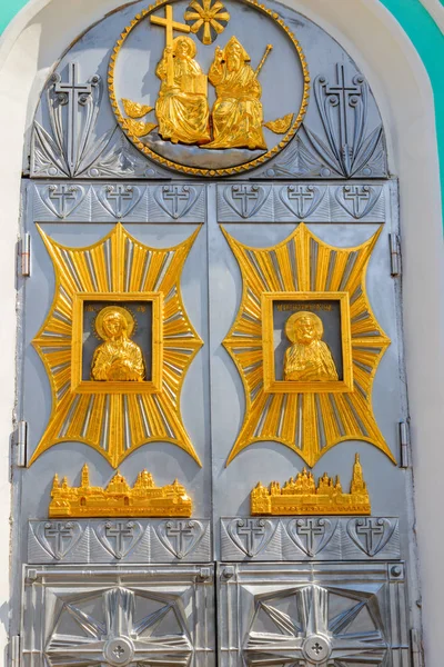 Close-up of entrance door decorated with gilded icons in Trinity cathedral of Holy Trinity-Saint Seraphim-Diveyevo Monastery in Diveyevo, Russia — Stock Photo, Image
