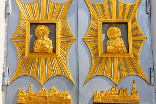 Close-up of entrance door decorated with gilded icons in Trinity cathedral of Holy Trinity-Saint Seraphim-Diveyevo Monastery in Diveyevo, Russia — Stock Photo, Image