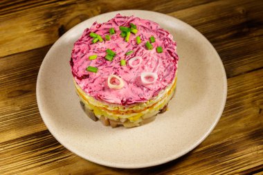 Geleneksel Rus salatası 