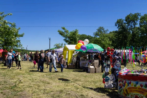 Unidentified people during Strawberry festival — Stock Photo, Image