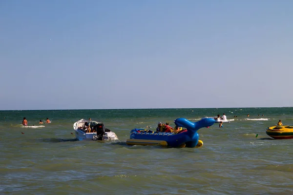 Onbekende mensen met plezier in de zee van Azov — Stockfoto