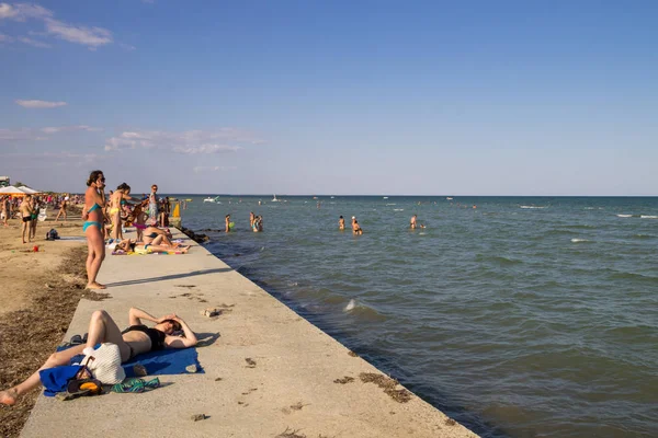 Неизвестные наслаждаются на пляже Азовского моря — стоковое фото