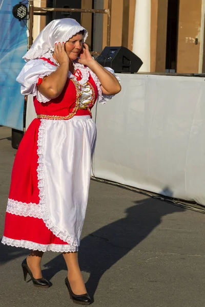 Mujer madura en una ropa tradicional checa durante el Festival de las Culturas Nacionales Tavriyska rodyna (familia Tavria ) — Foto de Stock