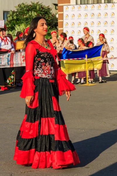 Mujer gitana en ropa gitana tradicional durante el Festival de las Culturas Nacionales Tavriyska rodyna (Familia Tavria ) — Foto de Stock