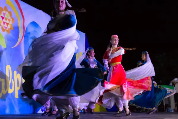 Bailarines con ropa tradicional turca actúan en el escenario durante el Festival de las Culturas Nacionales Tavriyska rodyna (familia Tavria) ) — Foto de Stock