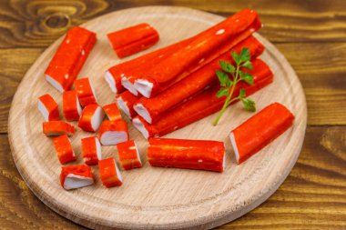 Tahtadaki tahta kesme tahtasındaki yengeç çubukları