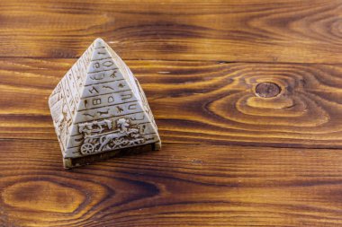 Ahşap masa üzerinde Mısır'dan hatıra piramit