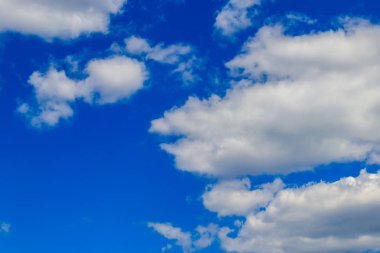 Mavi gökyüzünde beyaz bulutlar