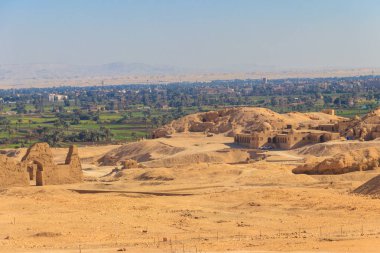 Deir el-Bahri 'deki Hatshepsut tapınağının yanındaki arkeolojik alan. Eski Mısır 'ın Mısır' daki Nil 'in Batı Şeria' sındaki kazıları (antik Teb.