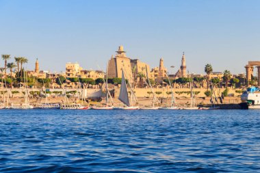 Luxor Tapınağı, Luxor 'da Nil Nehri' nin doğu kıyısında bulunan büyük bir Antik Mısır tapınak kompleksi. Nil Nehri 'nden görüntüle