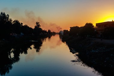 Mısır 'da gün batımında sulama kanalı manzarası